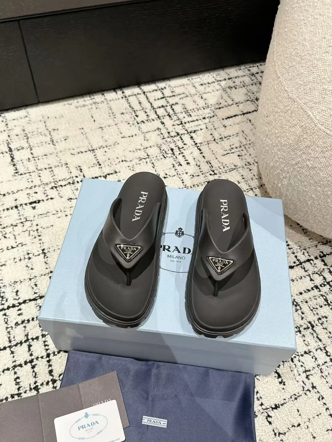 👟👟Ex-factory price 420👟👟 Men's size +10 Couple model Prada 24/ Hot summer hot thick-soled herringbone flip-flops Prada's herringbone flip-flops are a must-have and versatile style for the travel season! ✔️Code number: 39-45 for men, 35-40 for women (customized 40 for women, 45 for men)